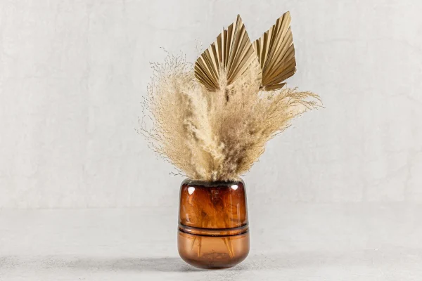 סידור פמפס ומניפות דקל בכלי חום 100